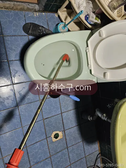 변기 트랩에 관통 장비를 넣어 뚫는 작업