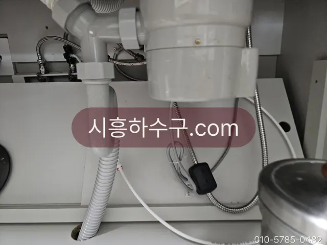 수전 아래 앵글밸브와 급수 호스 점검