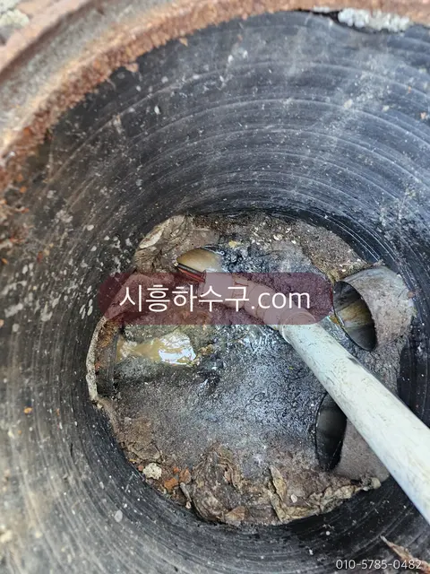 기름이 가득 찬 그리스트랩 청소 전 상태