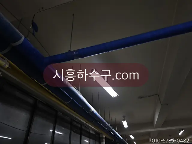 건물 천장 배관 라인 점검