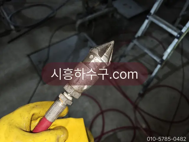 배관 지름에 맞춰 고압세척 노즐을 끼우는 모습