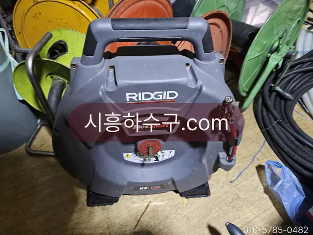 관 벽을 갈아내는 스케일링 장비와 지름별 케이블 릴