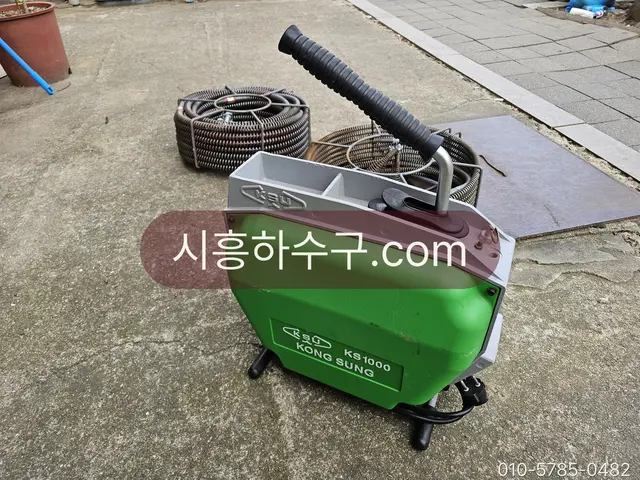막힌 자리에 구멍을 내는 스프링 관통 장비와 케이블