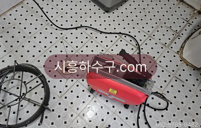 욕실 바닥에서 쓰는 소형 고압세척기