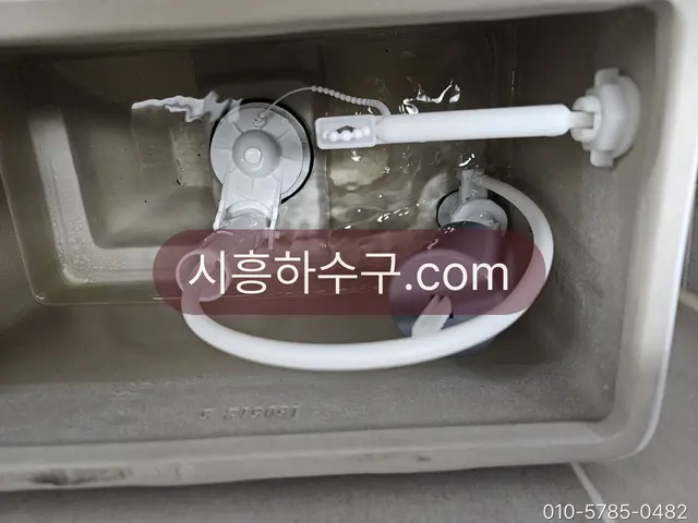 새 필밸브로 갈고 수위를 맞춘 물탱크 내부