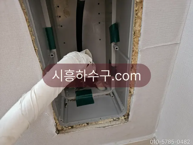 보온재를 새로 감은 급수 배관 구간